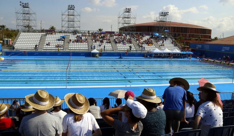 Pla general del públic assistent a la piscina de l'Anella Mediterrània de Tarragona per presenciar eliminatòries de natació dels Jocs Mediterranis el passat dia 22.