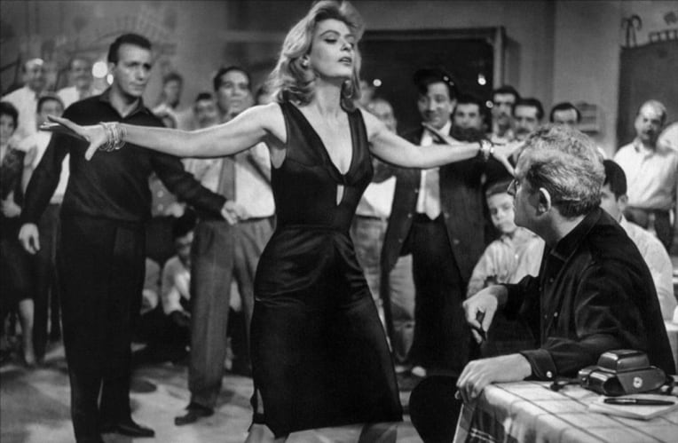 Melina Mercouri en una escena de la película Nunca en Domingo