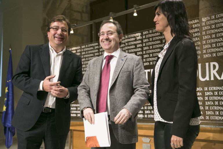 Guillermo Fernández Vara, Jesús Cimarro, y la secretaria general de Cultura, Miriam García Cabezas