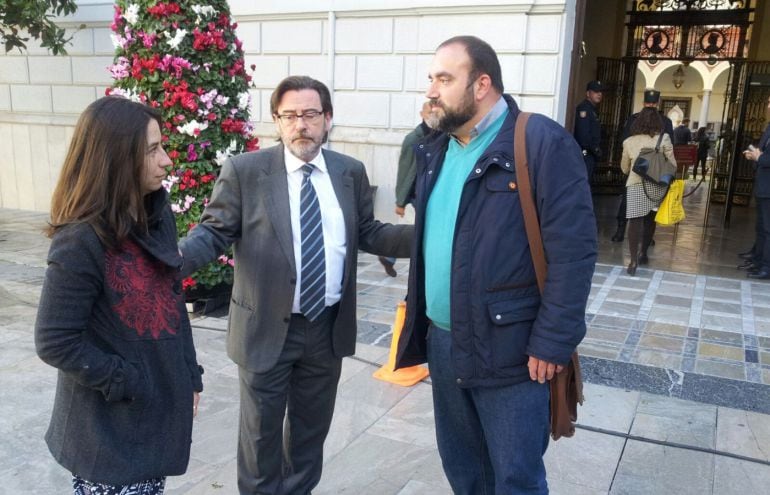 Marta Gutiérrez (Vamos Granada), Baldomero Oliver (PSOE) y Paco Puentedura (IU) en la Plaza del Carmen, a las puertas del Ayuntamiento de Granada