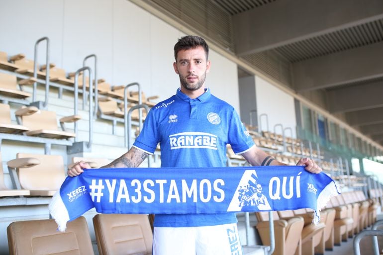 Adrián Gallardo posando en Chapín con la bufanda del Xerez DFC