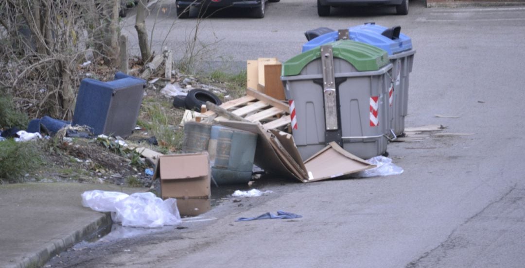 Basura y enseres fuera de los contenedores en una calle de Santander.