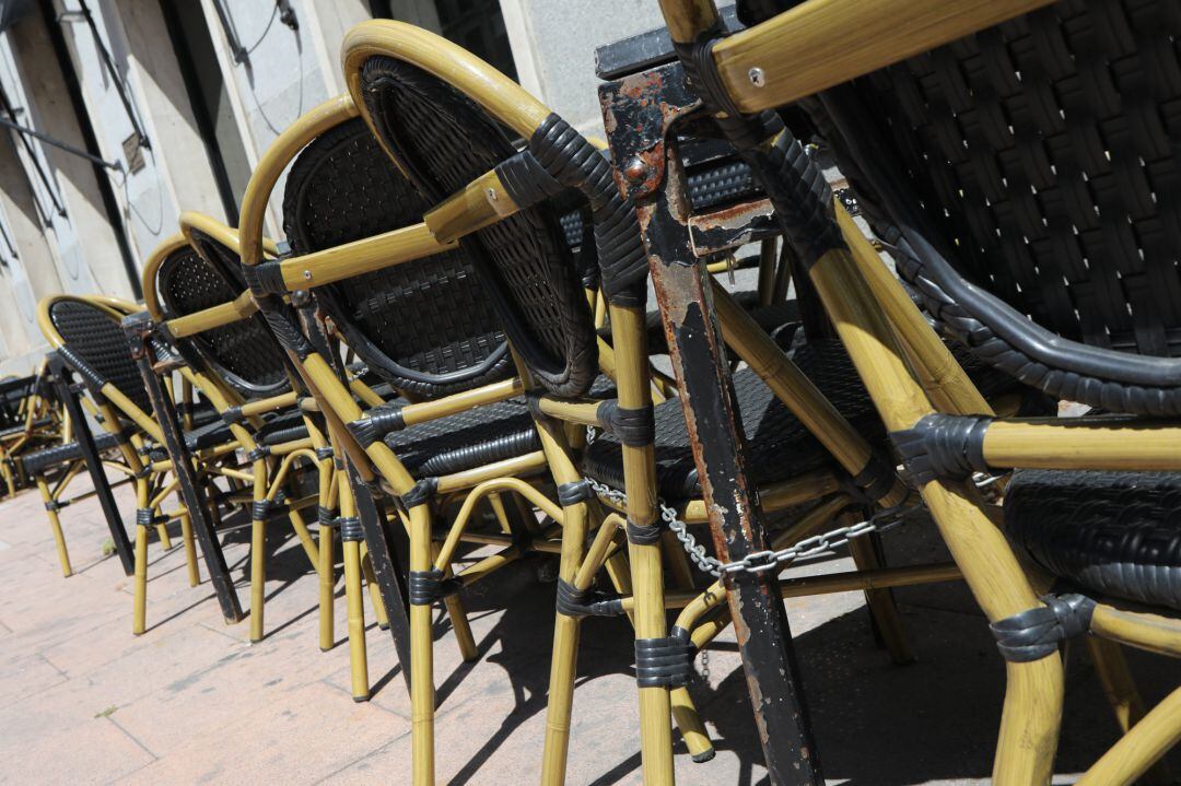 Vista de la terraza de un establecimiento vacía.