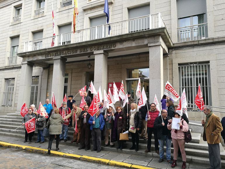 La sede de la Subdelegación del Gobierno ha sido el escenario para la concentración de jubilados y pensionistas