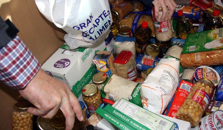 Recollida d'aliments a un supermercat.
