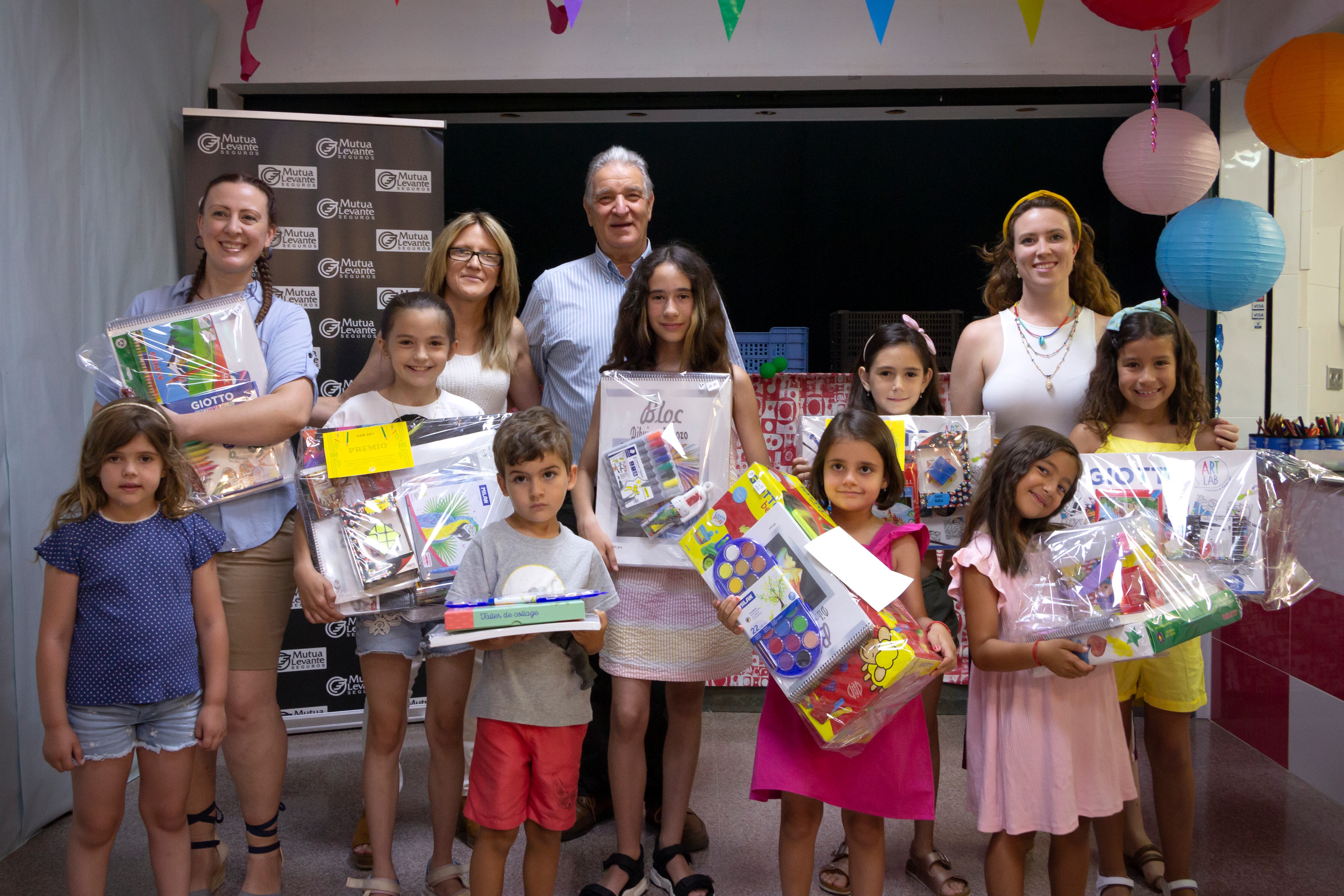 Les xiquetes i el xiquet que han obtés els premis en el concurs de dibuix del Mercat de la Zona Nord d'Alcoi.