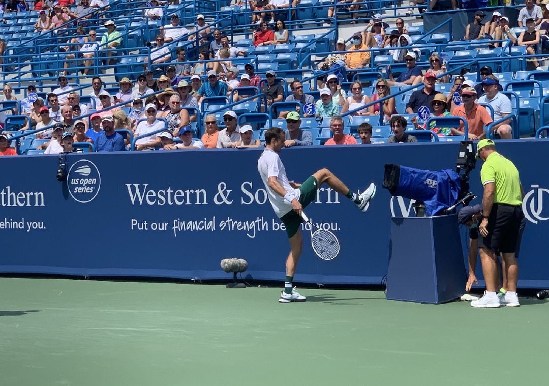 La reacción de Daniil Medvedev tras chocar con una cámara.