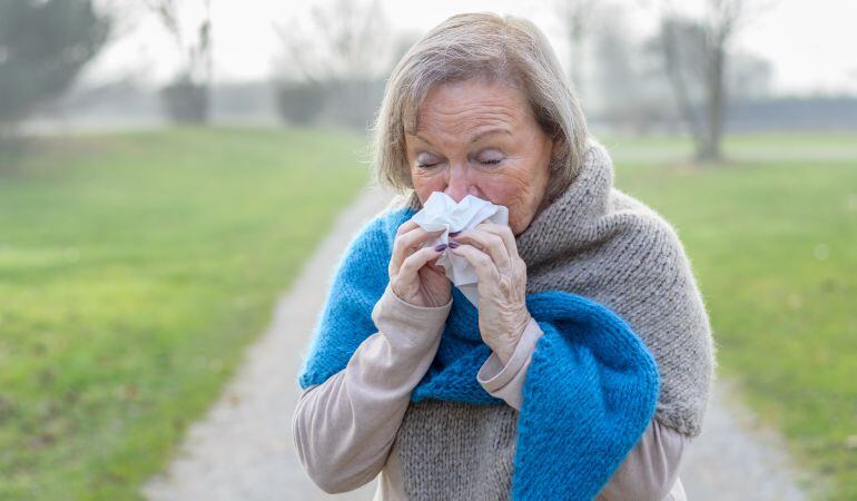 Los mayores tienen que amoldar su día a día al frío y los riesgos del invierno