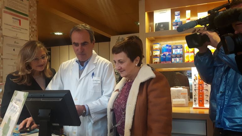 La consejera de sanidad comprueba en una farmacia el funcionamiento de la receta electrónica interoperable 