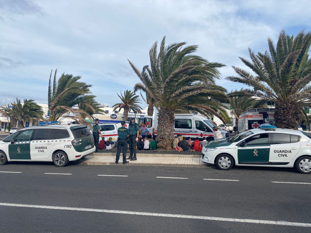 Migrantes localizados este domingo en Costa Teguise tras desembarcar de la patera en la que viajaban.