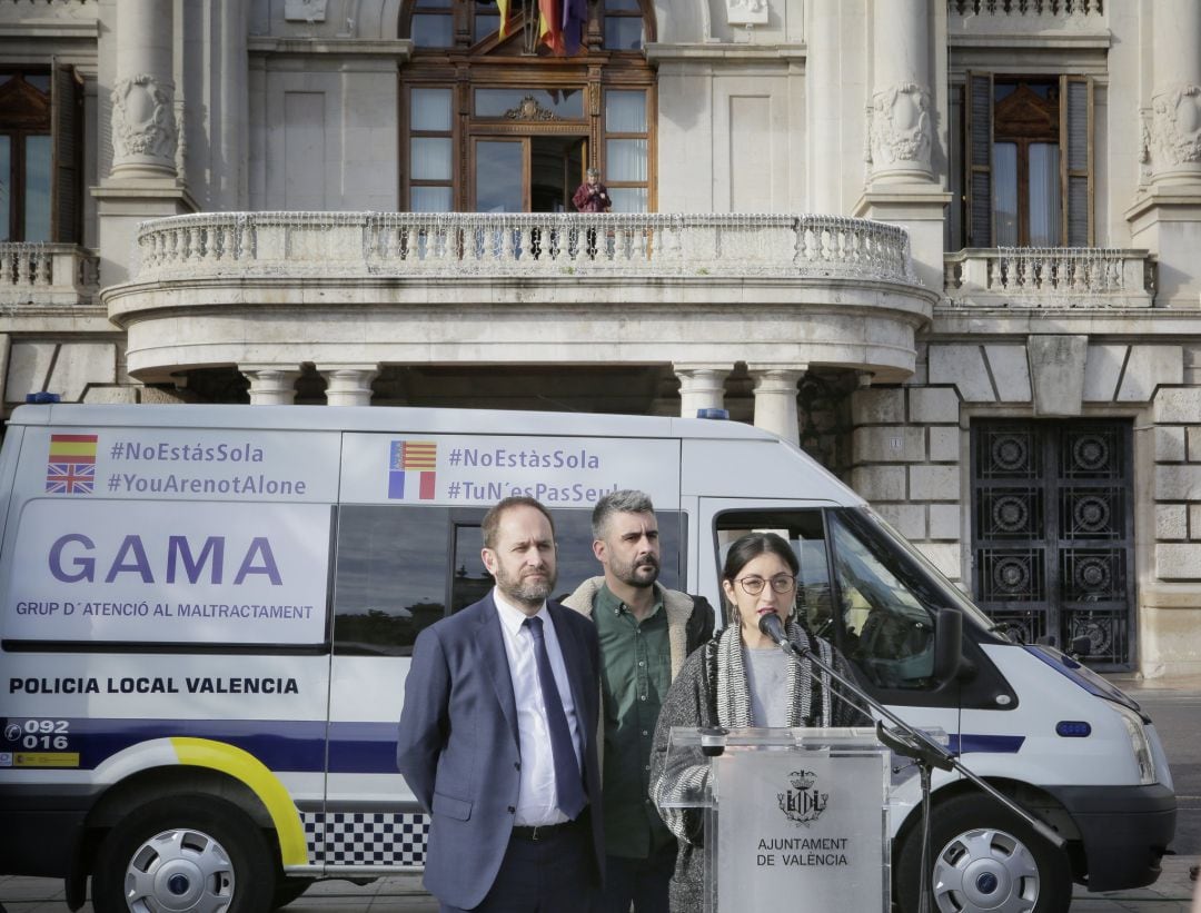 Foto de archivo del concejal Aaron Cano (a la izquierda) y la concejala Lucia Beamud en un acto en València en 2019  junto al concejal Pere Fuset