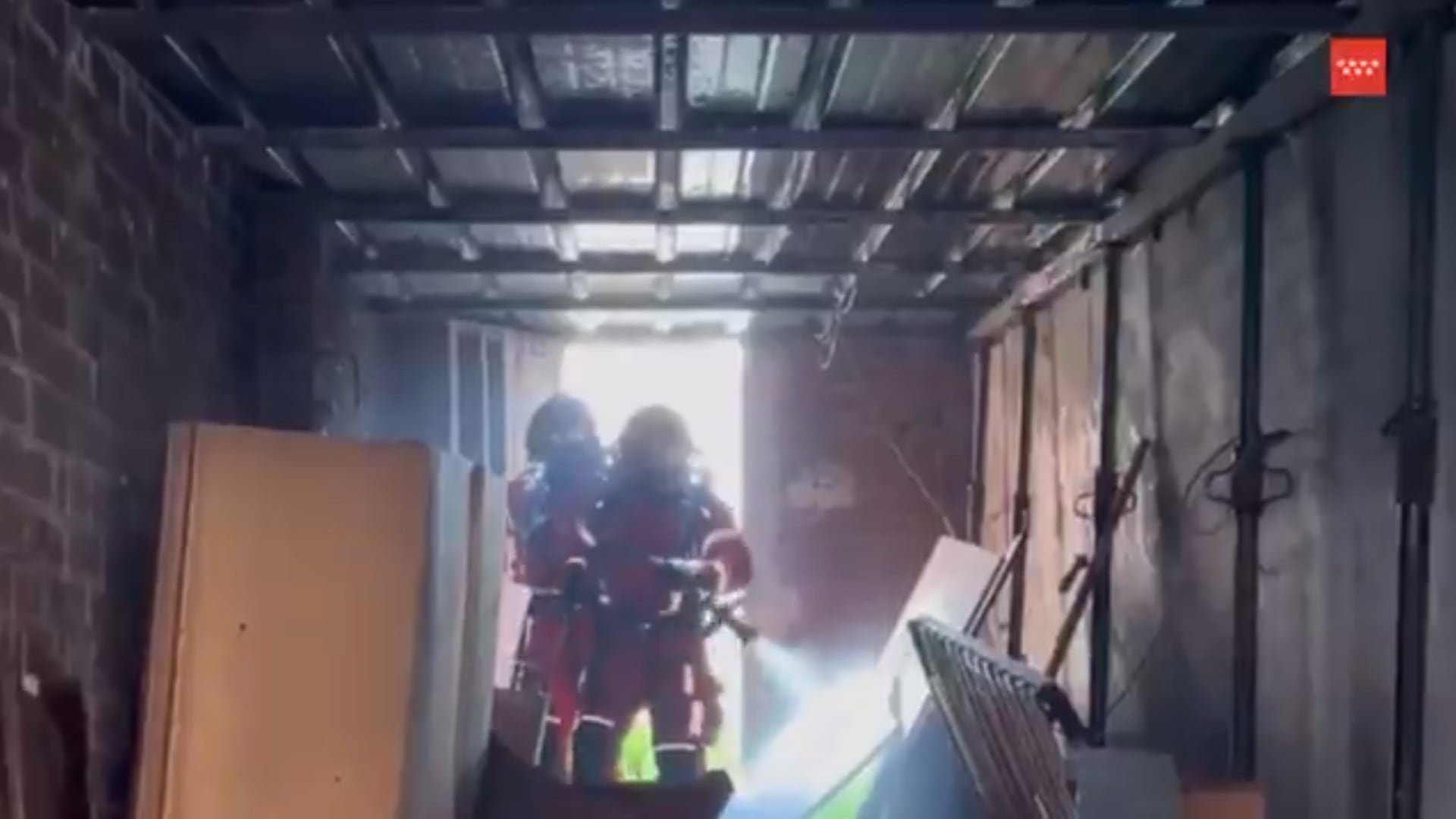 Los bomberos trabajando en el interior del trastero