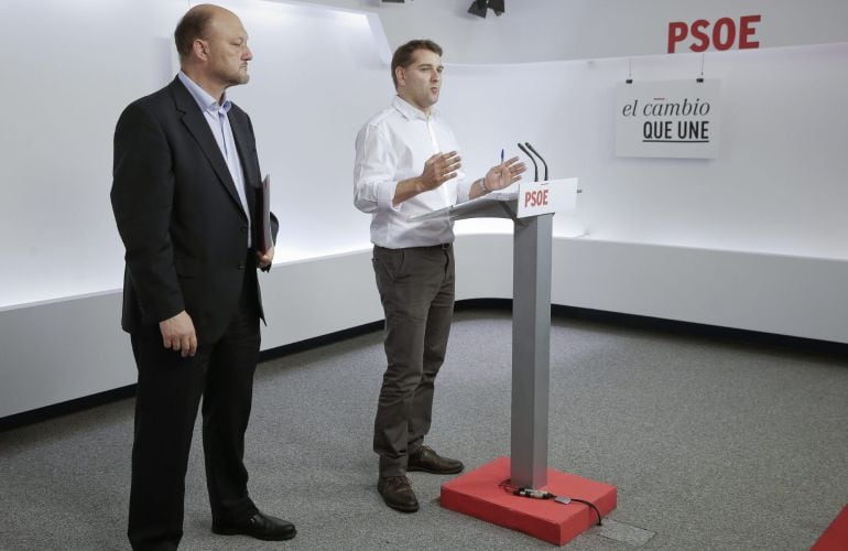 El secretario de economia del PSOE, Manuel de la Rocha comparece junto al secretario de politica federal del PSOE, Antonio Pradas.