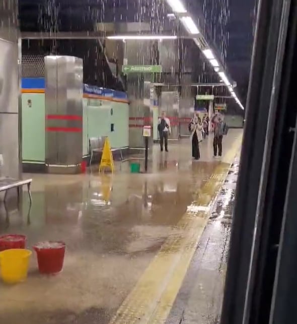 Inundación de una parada del Metro de Madrid tras la llegada de un frente tormentoso a la región