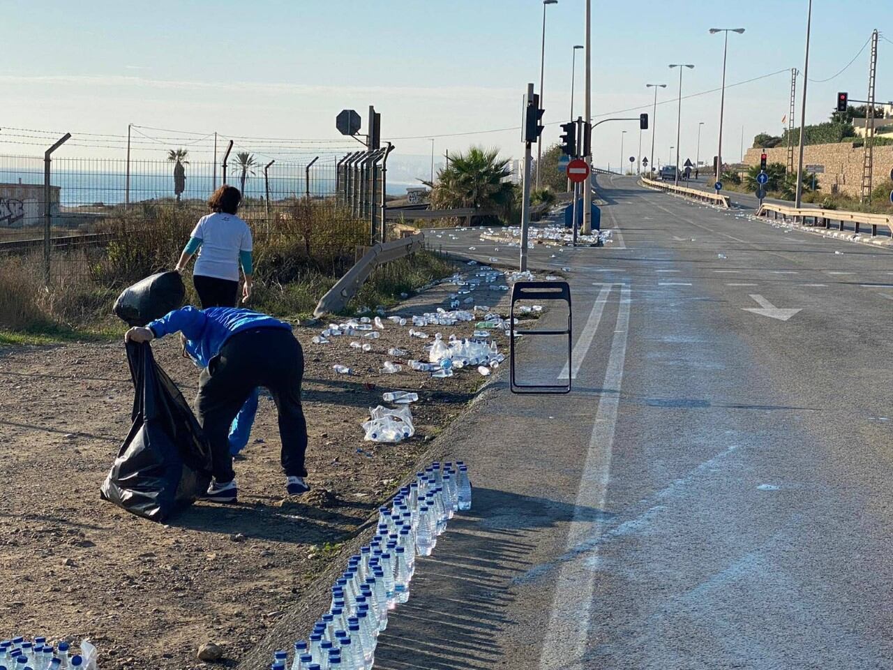 Recogida de las botellas tras el paso de los corredores