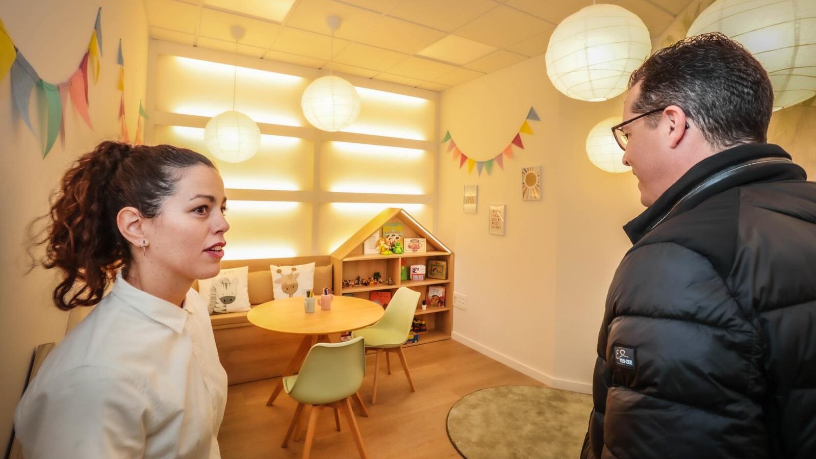 El alcalde de Elda, Rubén Alfaro, visitó la &quot;Sala Amable&quot; durante su inauguración