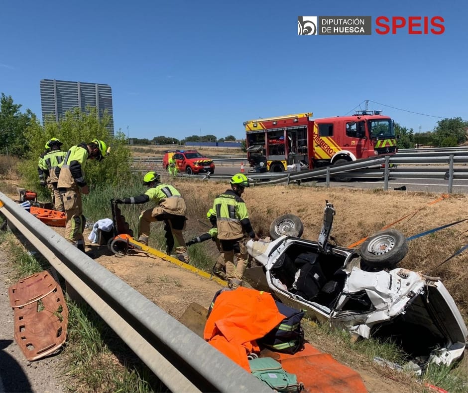 El vehículo se salía de la vía y quedaba encajado en una cuneta de evacuación de aguas. SPEIS DPH