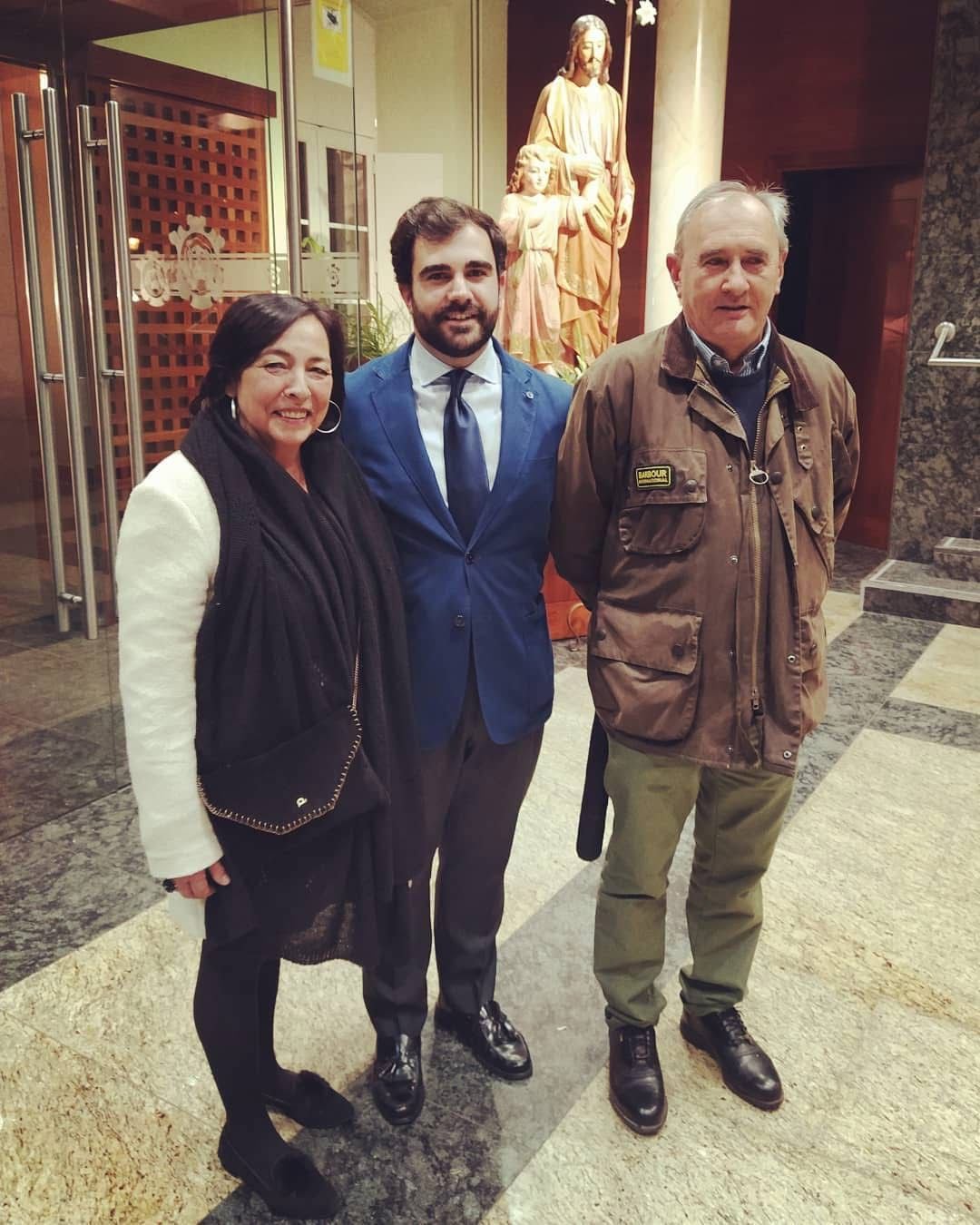 Álvaro junto a sus padres