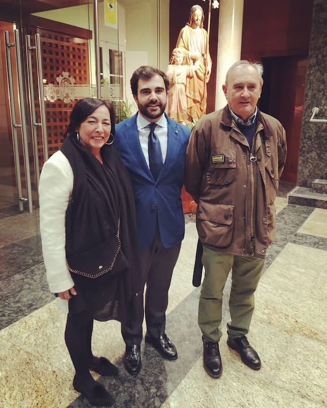 Álvaro junto a sus padres