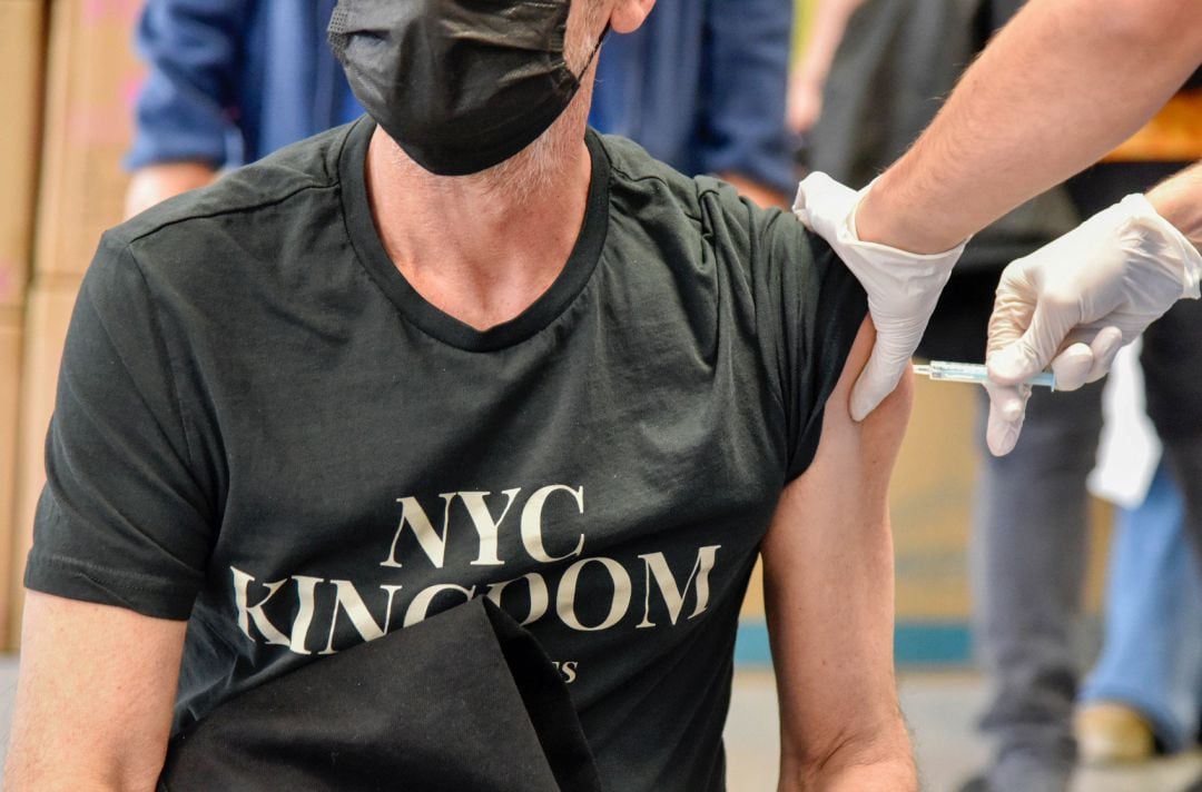 Un hombre es vacunado contra la Covid-19 en un dispositivo de vacunación en la Facultad de Geografía e Historia de la Universidad de Barcelona.