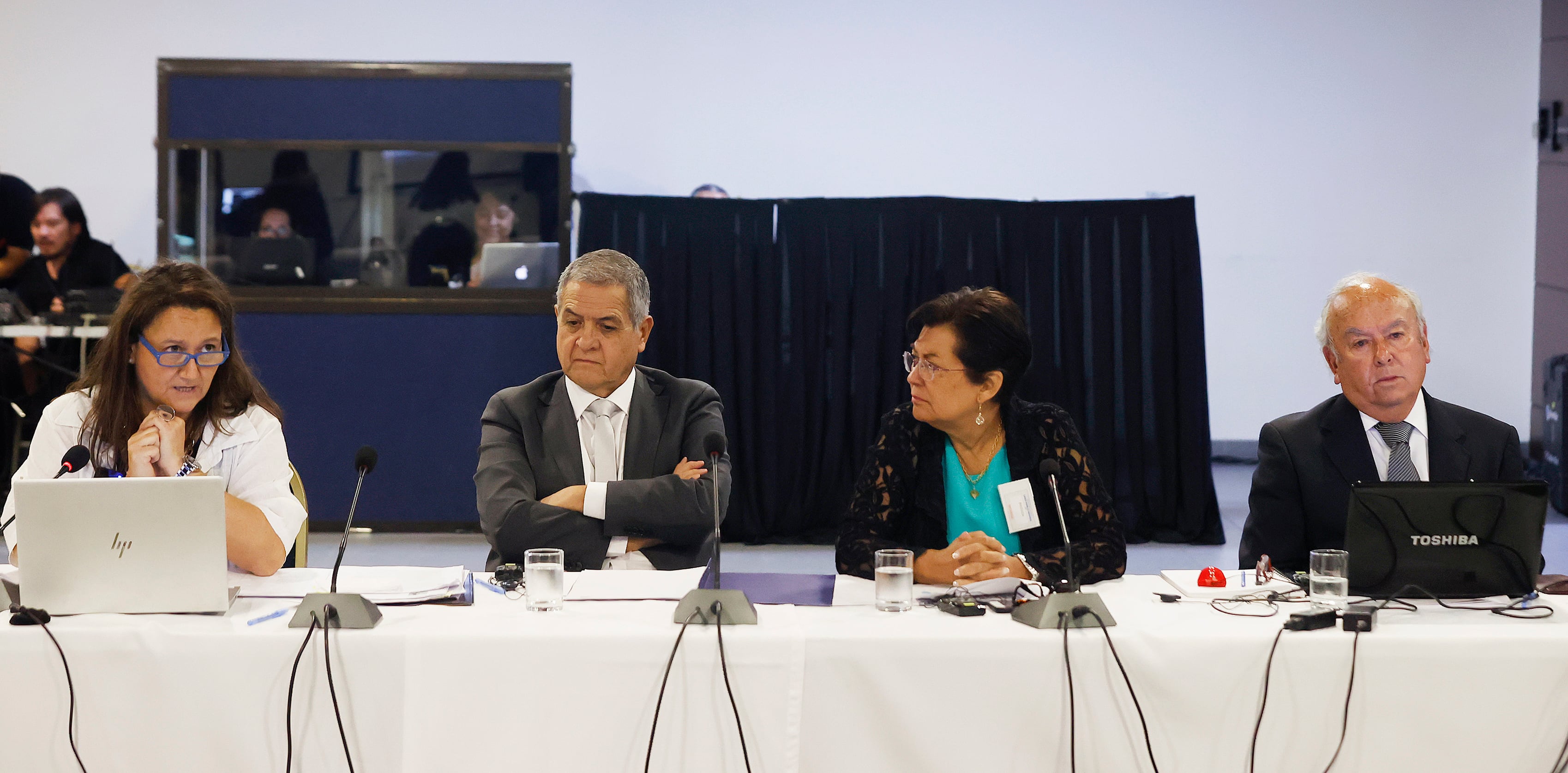 La ministra en visita para Causas de Derechos Humanos, Paola Plaza (i), el ministro de la corte Suprema, y coordinador nacional de Derechos Humanos, Mario Carroza (2-i), la coordinadora del panel de expertos, Gloria Ramírez (2-d), el abogado y sobrino de Neruda, Rodolfo Reyes (d) participan en un panel internacional de forenses