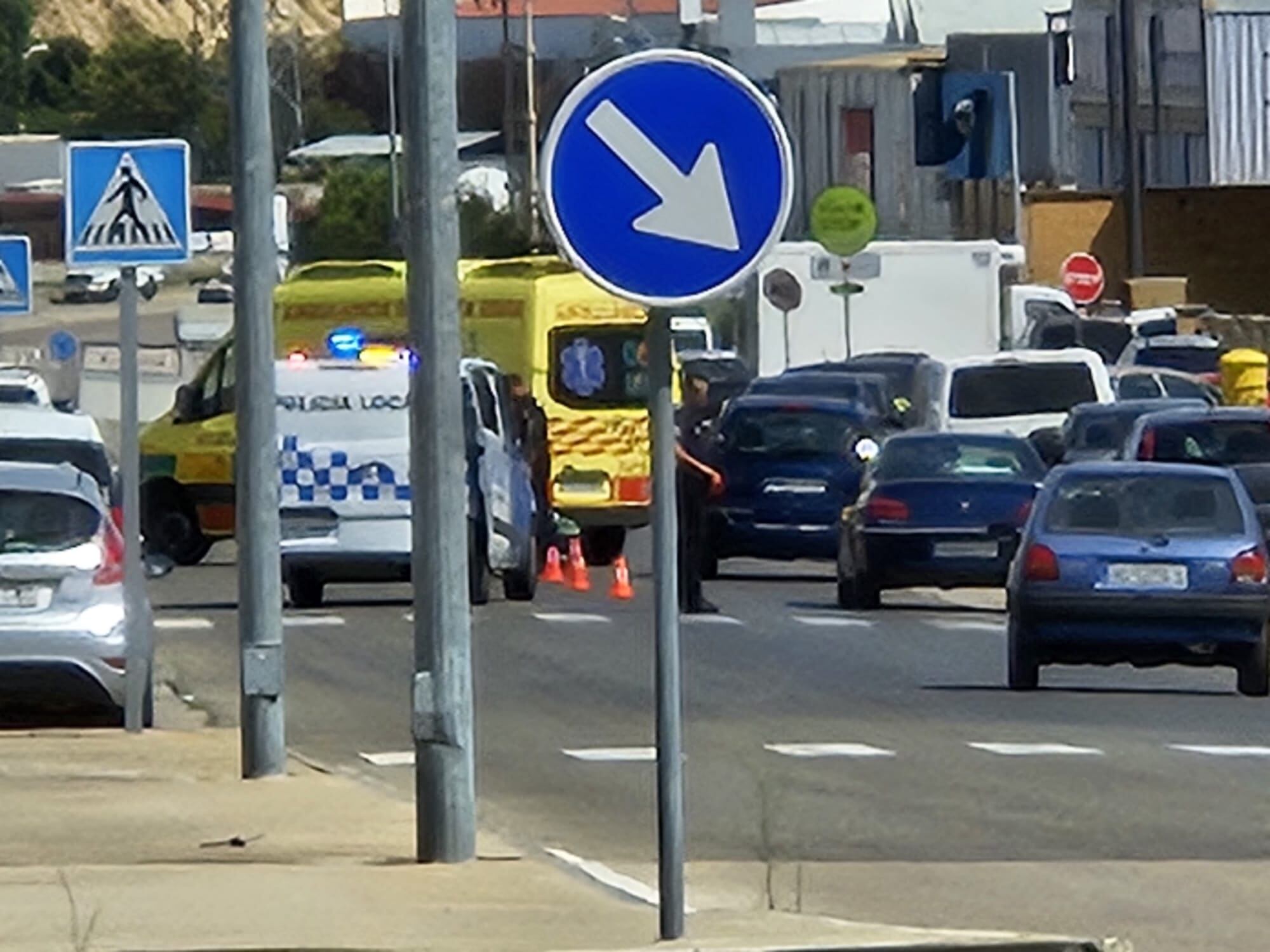 Policía Local y ambulancia en el polígono Sepes tras el accidente.