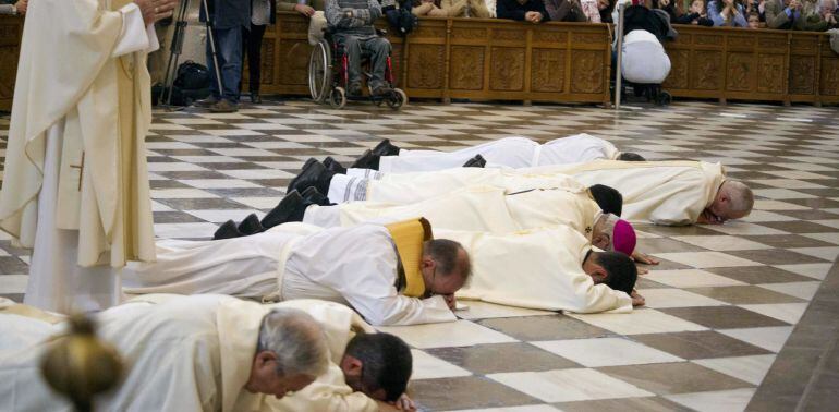 El arzobispo de Granada, Francisco Javier Martínez,postrado ante el altar mayor de la Catedral de Granada para pedir perdón por los &quot;escándalos&quot; que han afectado a la Iglesia