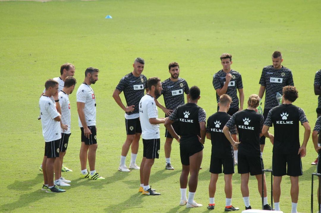 Planagumà habla con los jugadores antes del entrenamiento