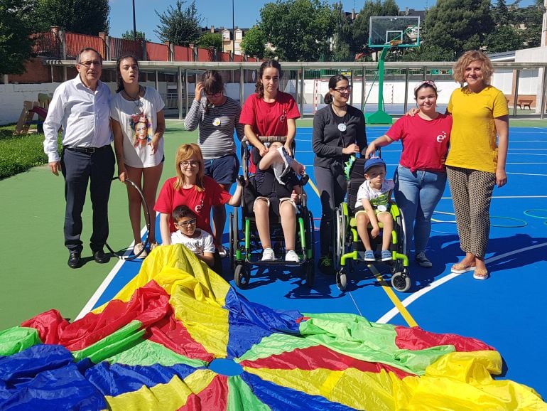 El alcalde y la concejala de Festejos con los niños del programa 