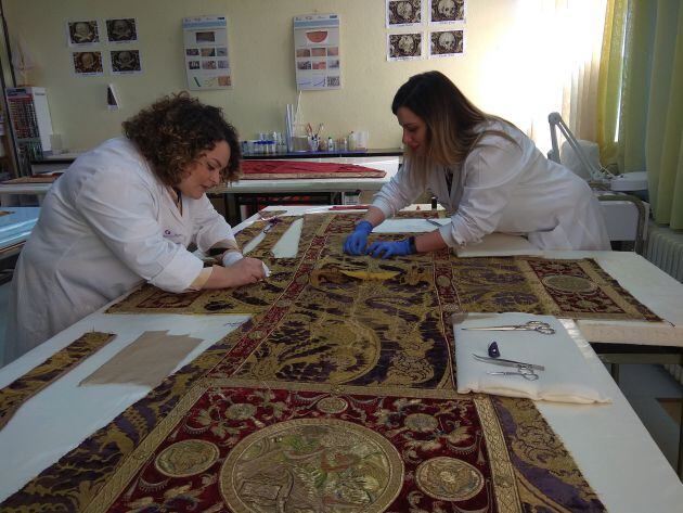 Trabajo de restauración de una pieza textil