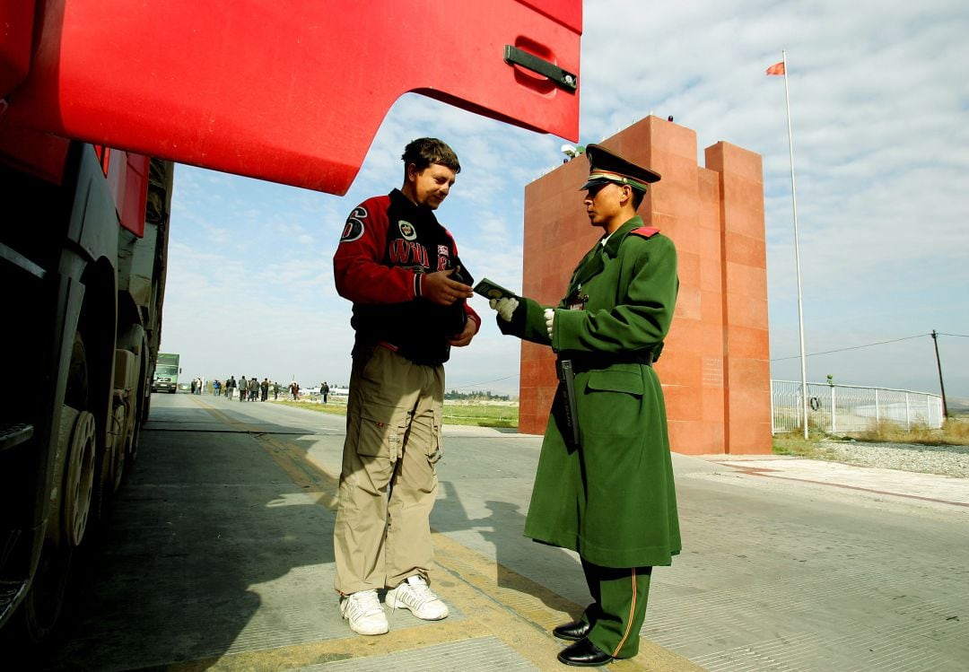 Control de pasaportes en la región de Xinjiang 