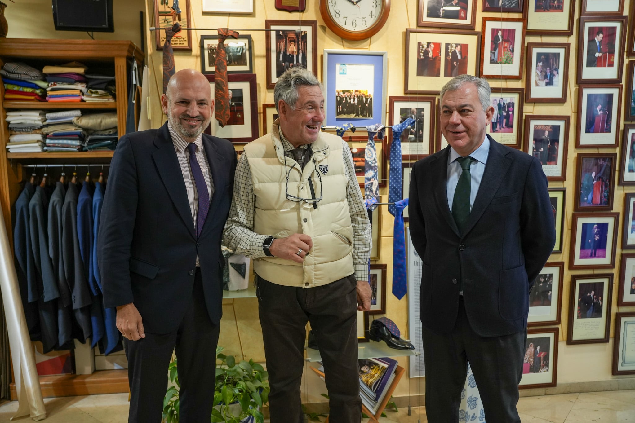 El sastre Manuel Ibáñez junto al alcalde de Sevilla, José Luis Sanz, y el delegado del distrito Los Remedios, Manuel Alés