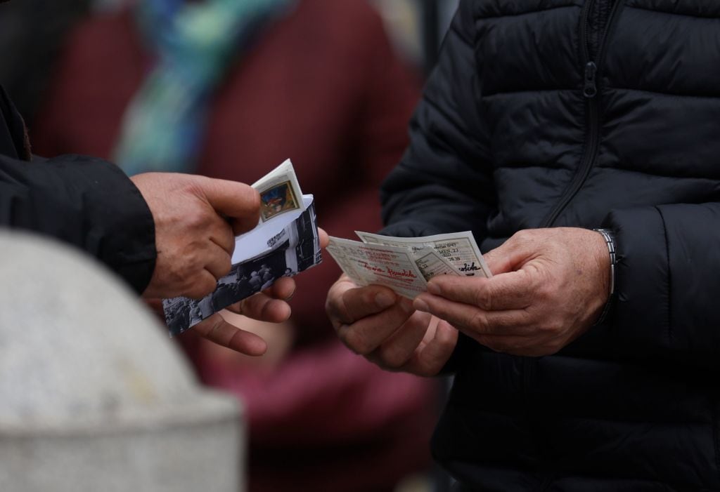 Compartir décimo de la Lotería de Navidad es una de las costumbres más seguidas por familias y amigos.