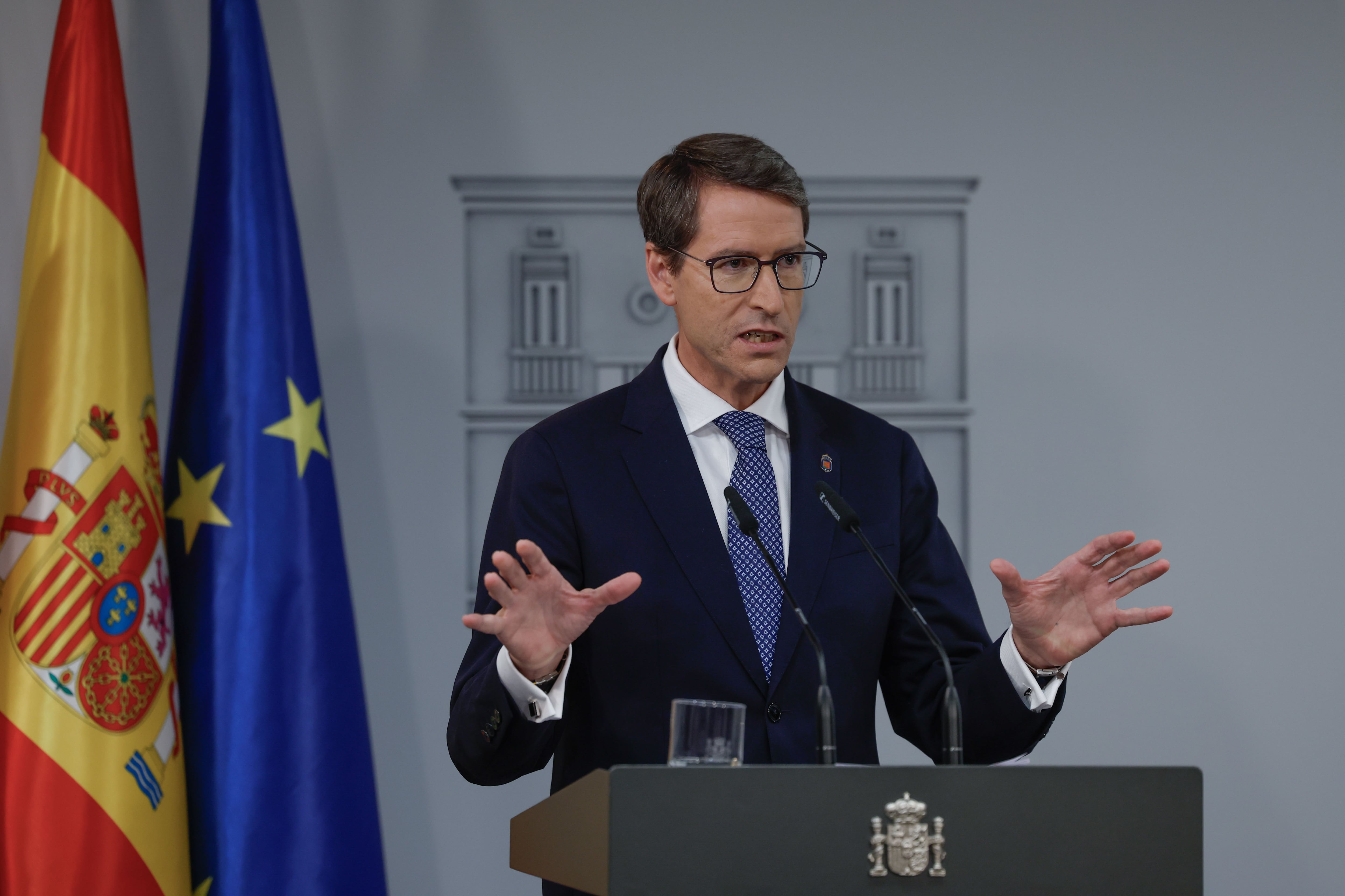 MADRID, 27/09/2024.- El presidente de La Rioja, Gonzalo Capellán, durante la rueda de prensa que ha ofrecido tras reunirse con el presidente del Gobierno, Pedro Sánchez , dentro de la ronda de encuentros que éste está manteniendo con los presidentes autonómicos abierta a raíz del pacto sobre la financiación singular para Cataluña, este viernes en La Moncloa. EFE/  JJ Guillén
