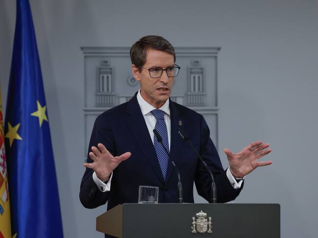 MADRID, 27/09/2024.- El presidente de La Rioja, Gonzalo Capellán, durante la rueda de prensa que ha ofrecido tras reunirse con el presidente del Gobierno, Pedro Sánchez , dentro de la ronda de encuentros que éste está manteniendo con los presidentes autonómicos abierta a raíz del pacto sobre la financiación singular para Cataluña, este viernes en La Moncloa. EFE/ JJ Guillén