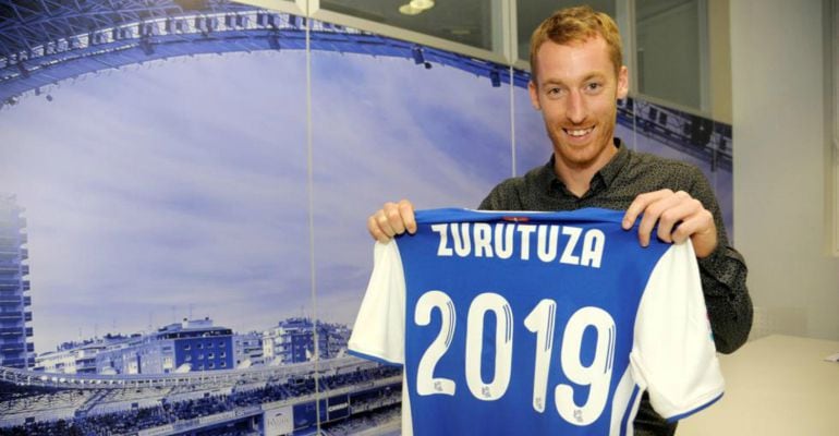 Zurutuza posa en las oficinas de la Real con una camiseta con su nuevo año de fin de contrato