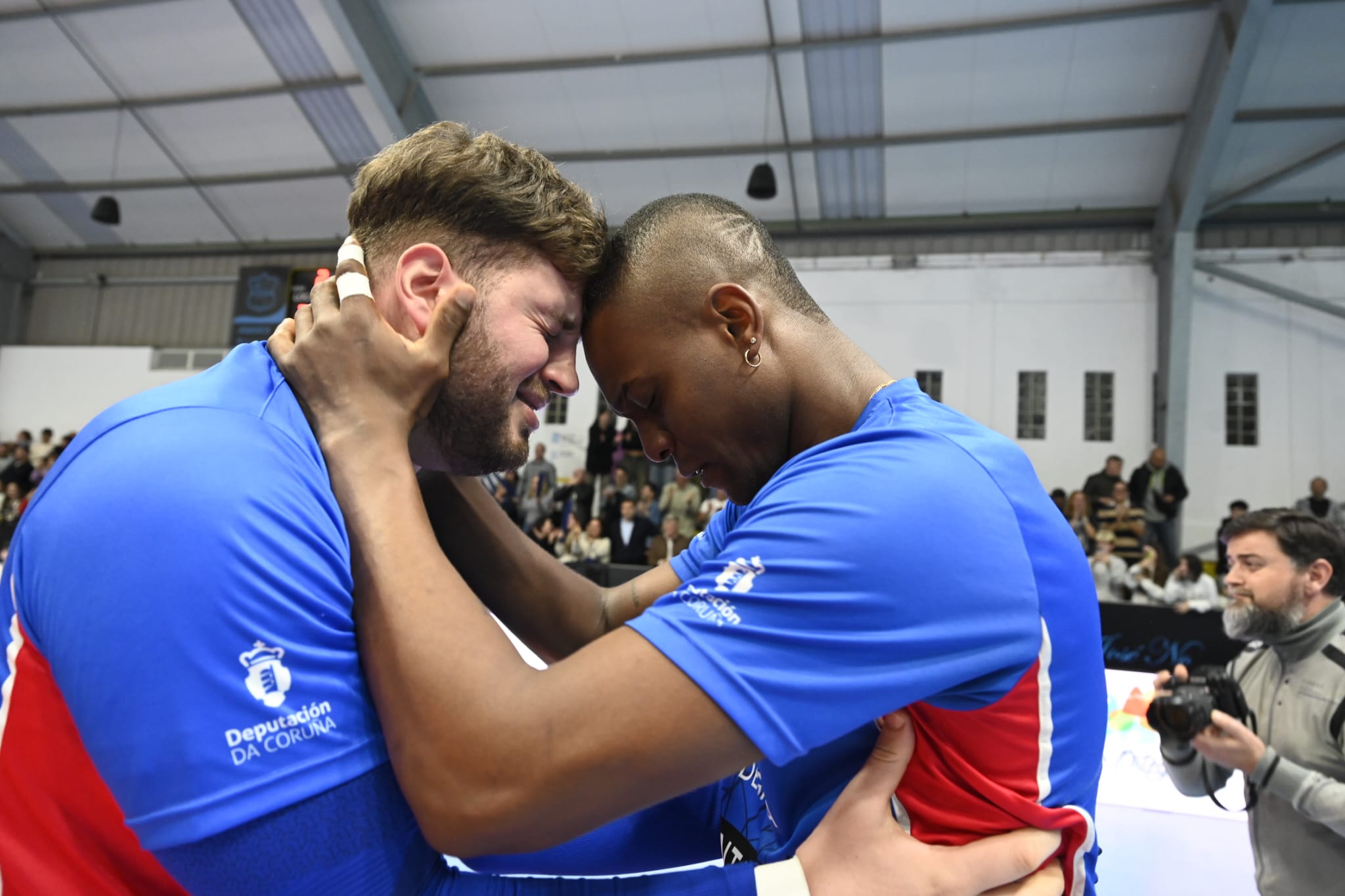 Jugadores del Intasa celebran su ascenso a la Superliga Masculina de voleibol el pasado mes de abril en el pabellón de San Sadurniño (foto: Cadena SER)