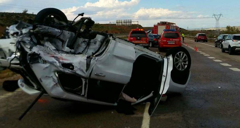 Estado en el que ha quedado el turismo implicado en el choque. Sus dos ocupantes están heridos leves. 