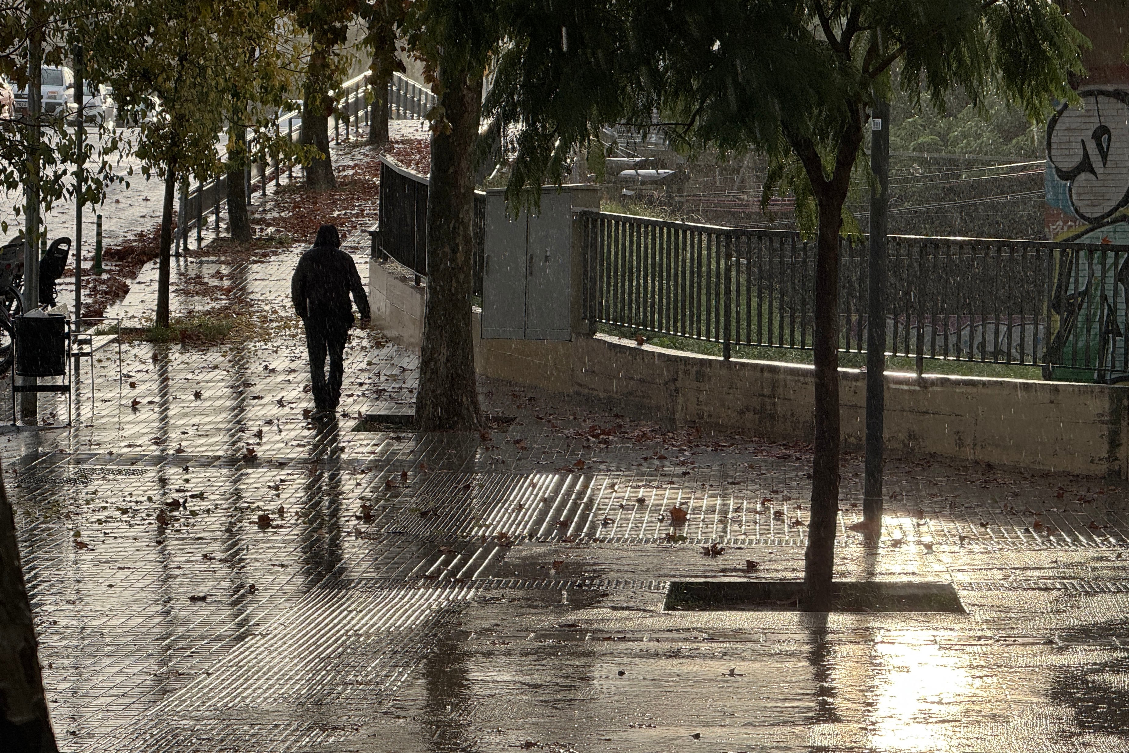 Una persona camina bajo la lluvia durante una de las intensas tormentas en Cataluña. EFE/Alberto Estévez