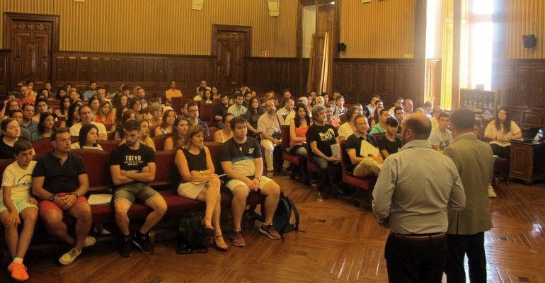 Estudiantes del programa Jaén II+ escuchan al presidente de la Diputación de Jaén, Francisco Reyes.