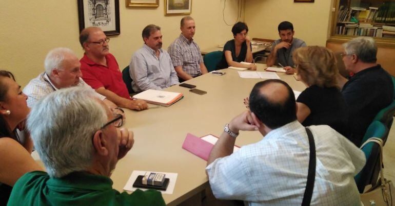 Momento de la reunión entre la Asociación de vecinos y miembros de Jaén en Común