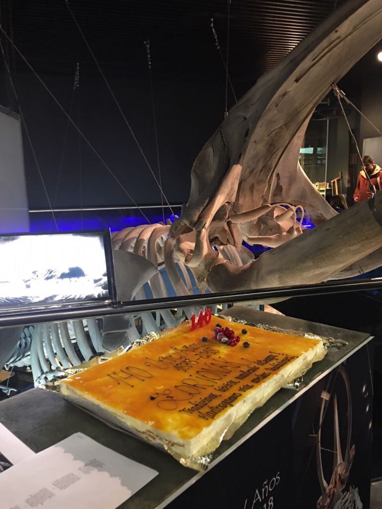 La tarta preparada para celebrar los 140 años de la Ballena franca que se exhíbe en el Aquarium de Donostia 