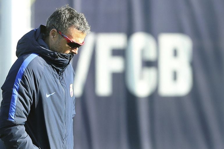 Luis Enrique, cabizbajo durante el entrenamiento del Barça este martes