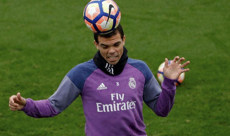 Pepe durante un entrenamiento del Real Madrid en Valdebebas