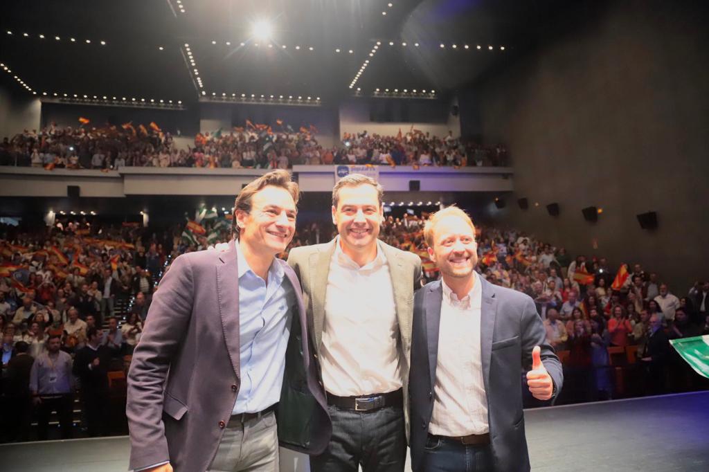 El candidato del PP de Jaén capital, Agustín González; el presidente del PP andaluz y de la Junta de Andalucía, Juanma Moreno; y el presidente del PP provincial, Erik Domínguez, en un acto de campaña