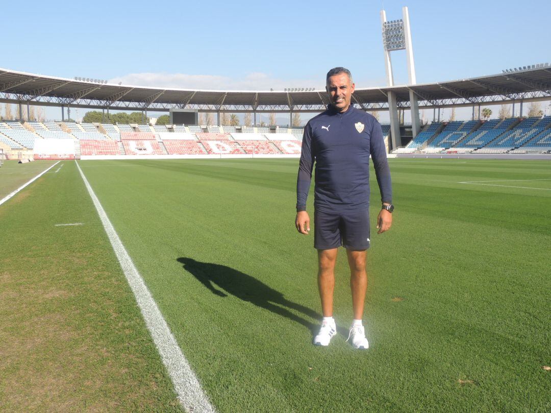 José Gomes posa en el césped del Estadio Mediterráneo.