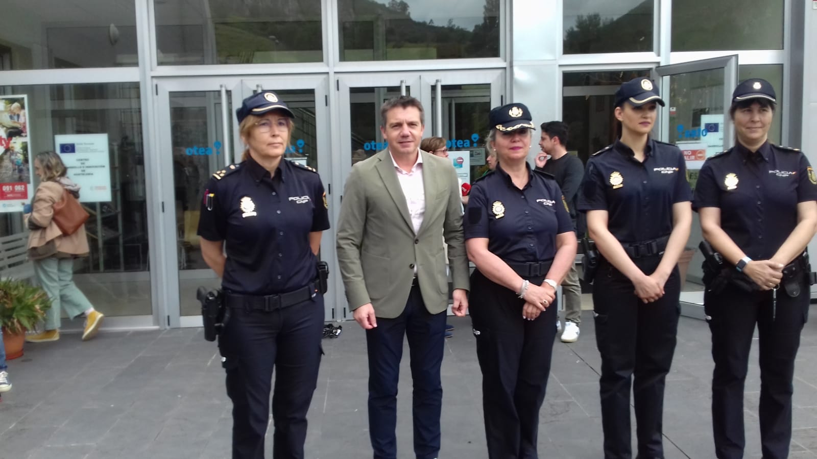 La jefa superior de Policía de Asturias , Luisa María Benvenuty,  a la izquierda del presidente de OTEA, José Luis Alvarez Almeida y otras agentes de la Policía Nacional en la presentación del plan Turismo Seguro