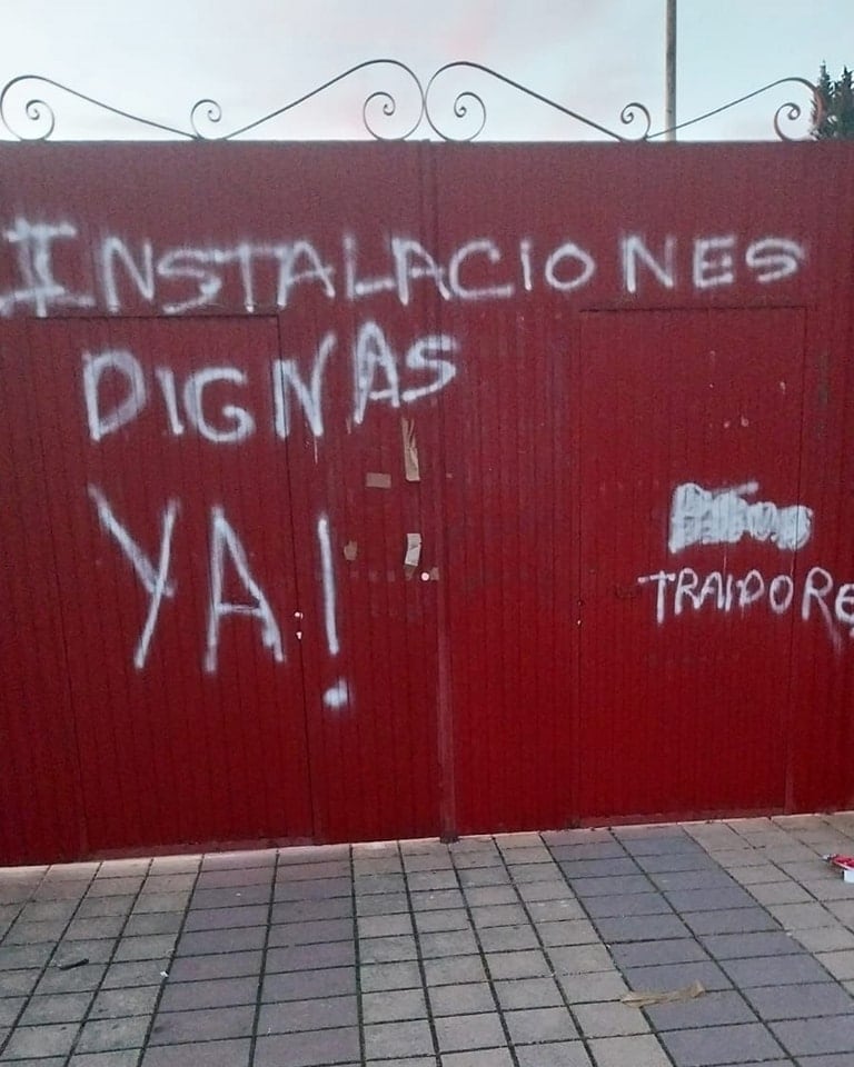 Pintadas aparecidas en la puerta del campo de fútbol de Cuéllar