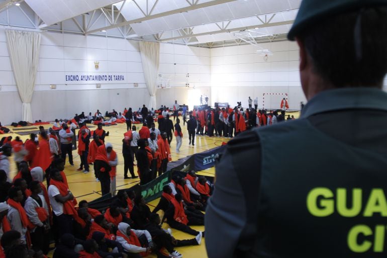 Inmigrantes acogidos en el pabellón deportivo habilitado por el Ayuntamiento de Tarifa.