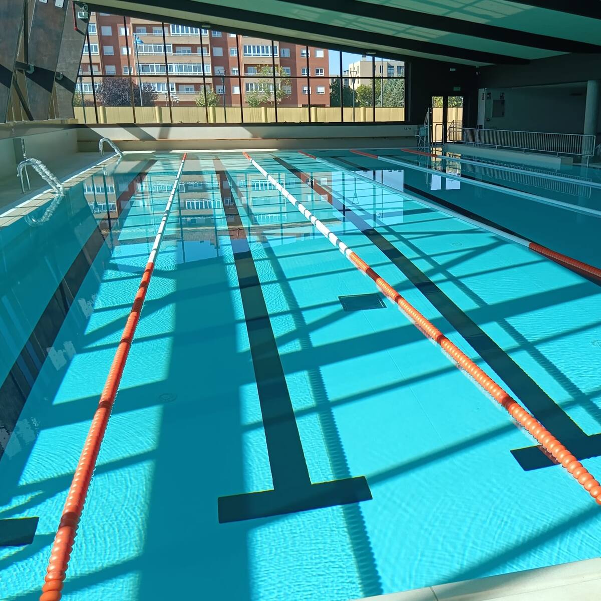 La Concejalía de Deportes adopta medidas para evitar la saturación de la piscina en horas punta